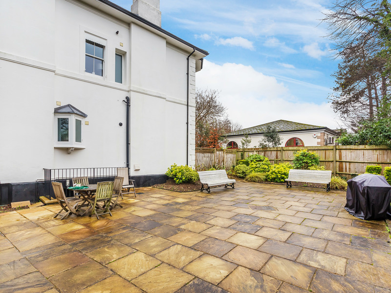 2 Bed Apartment To Rent in Reigate